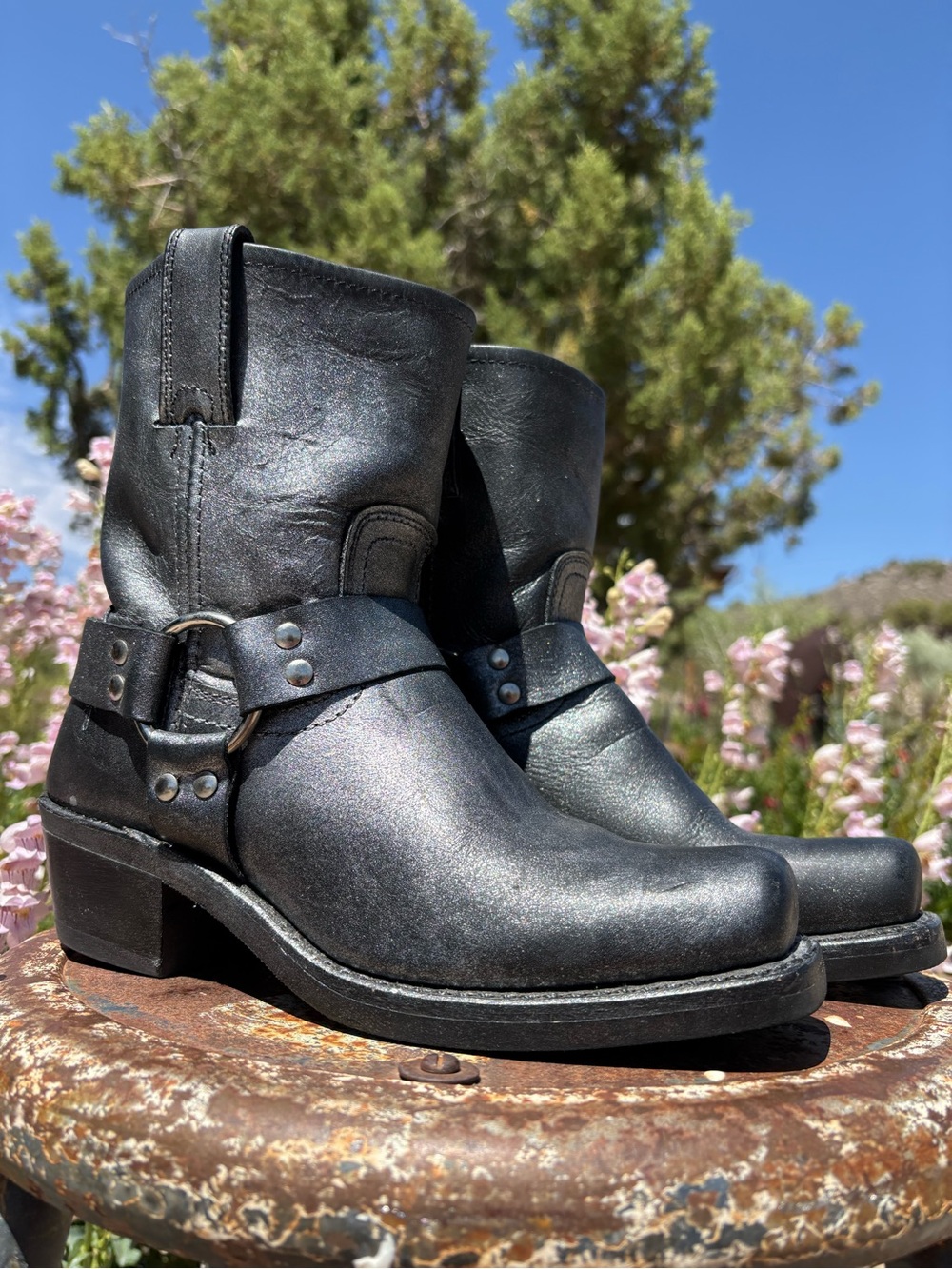 FRYE πΊπΈ Metallic Black 8R Harness Boots - Picture 10 of 16
